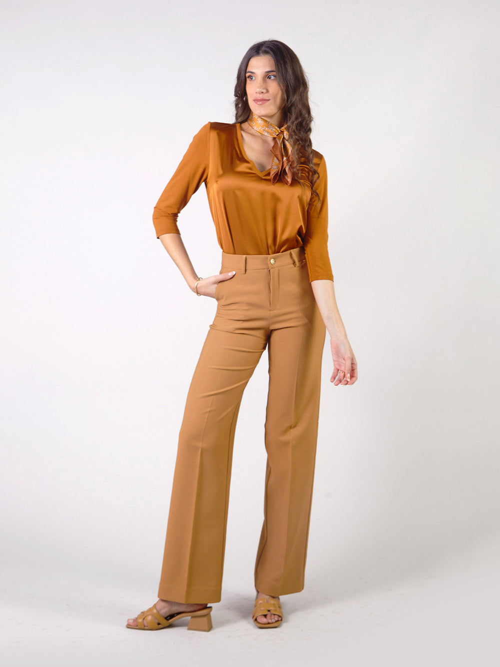 LUISA - 3/4 SLEEVE V-NECK TOP