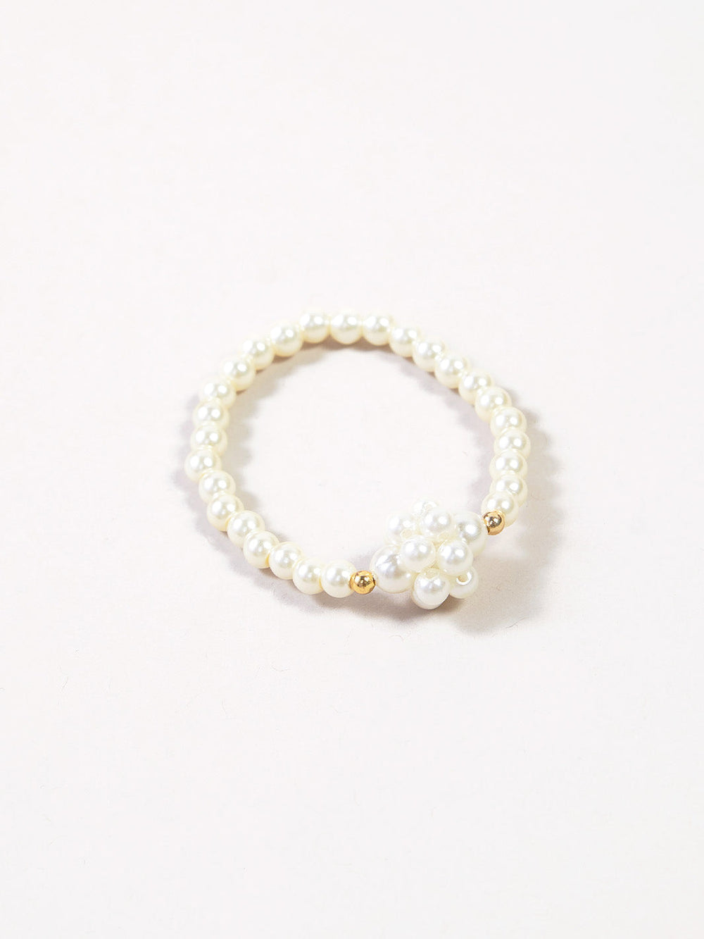 NADINE - PULSERA CON PERLAS Y DETALLE DE FLOR
