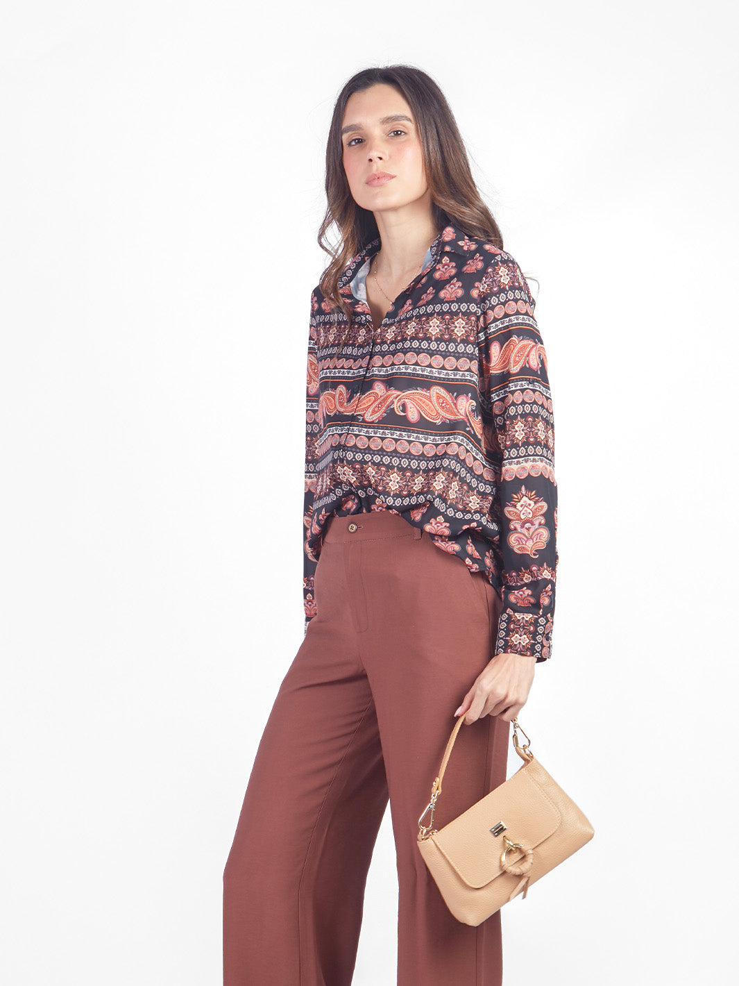 Blusa manga larga con cuello estampado paisley