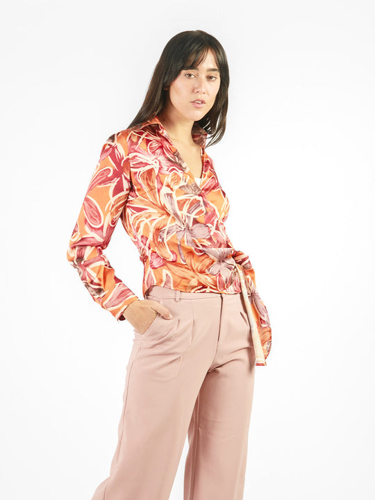 Blusa manga larga envolvente floreada