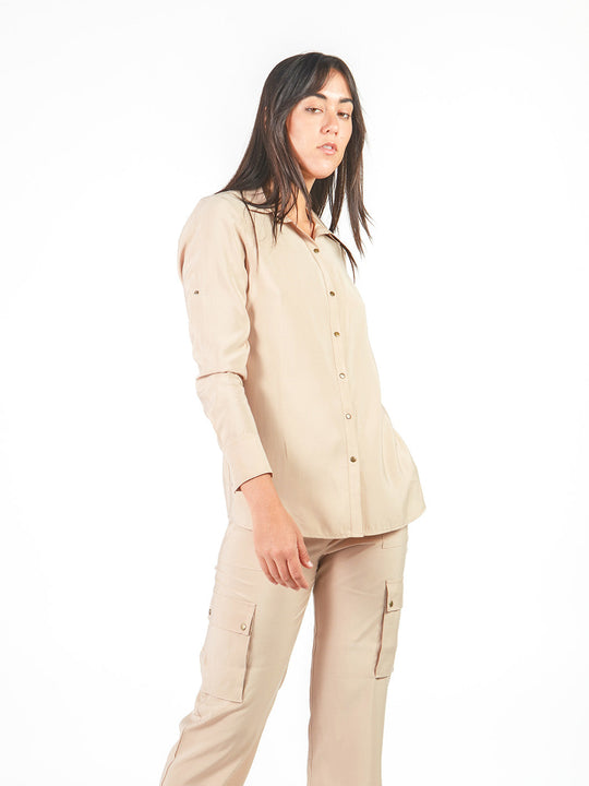 Blusa recta con broches metálicos