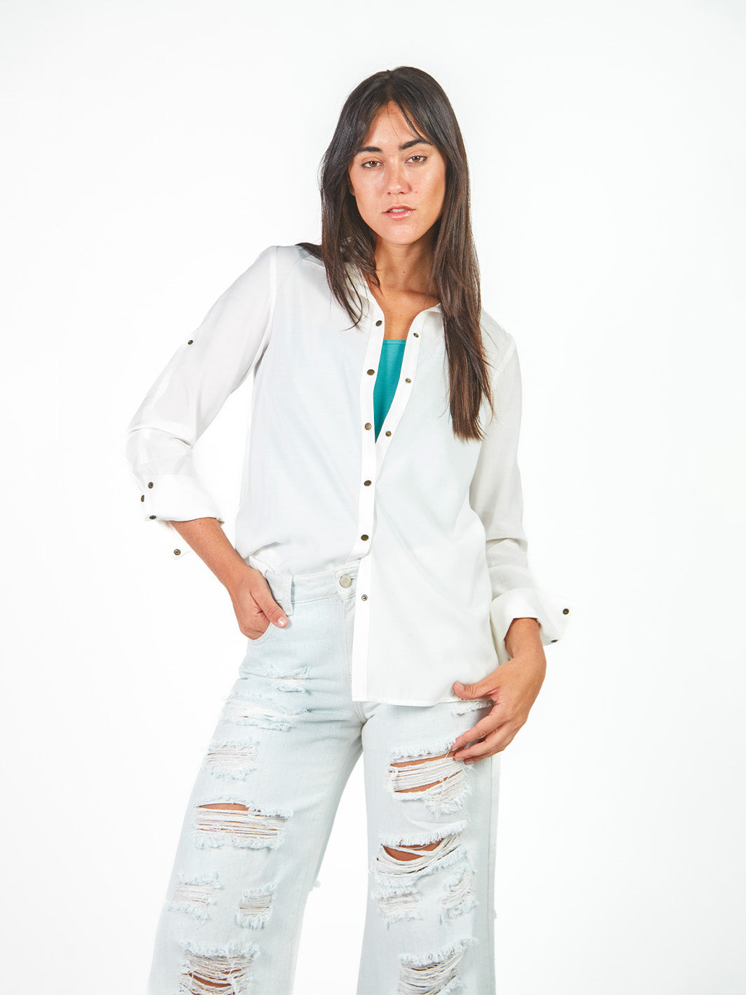 Blusa recta con broches metálicos