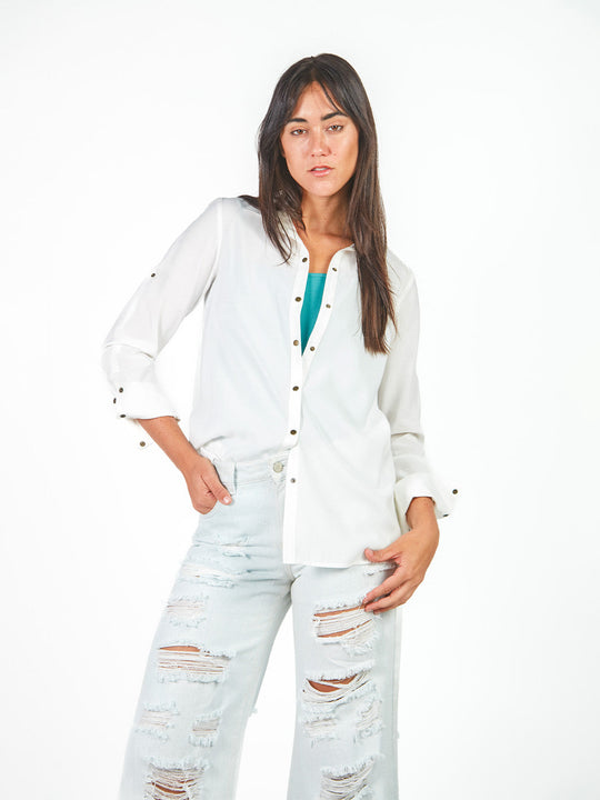 Blusa recta con broches metálicos