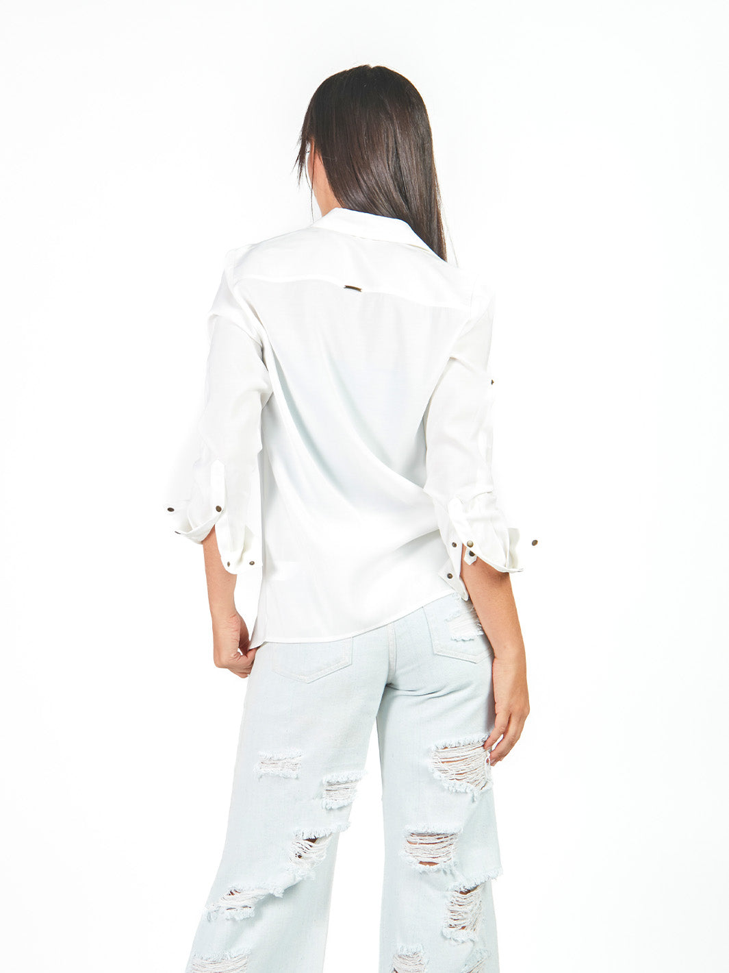 Blusa recta con broches metálicos