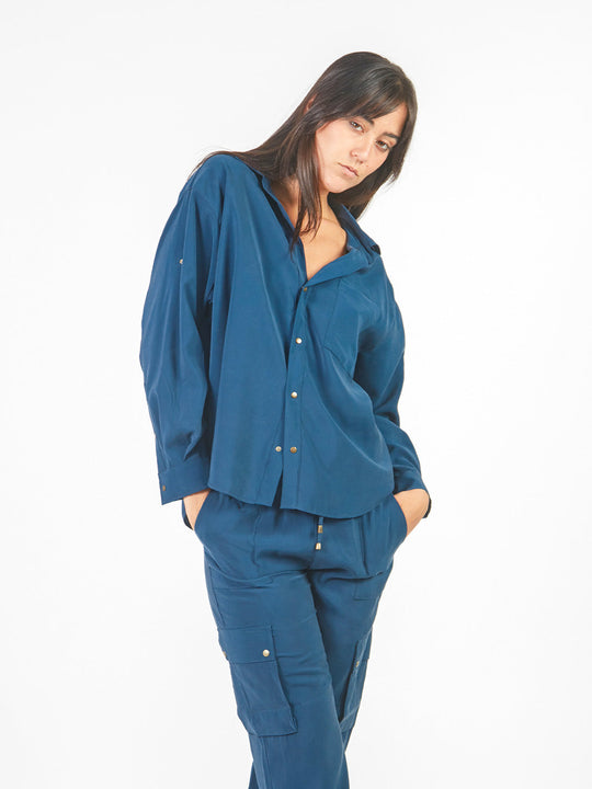 Blusa oversized con broches