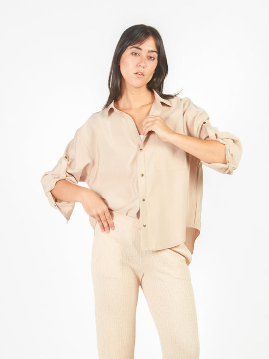 Blusa oversized con broches