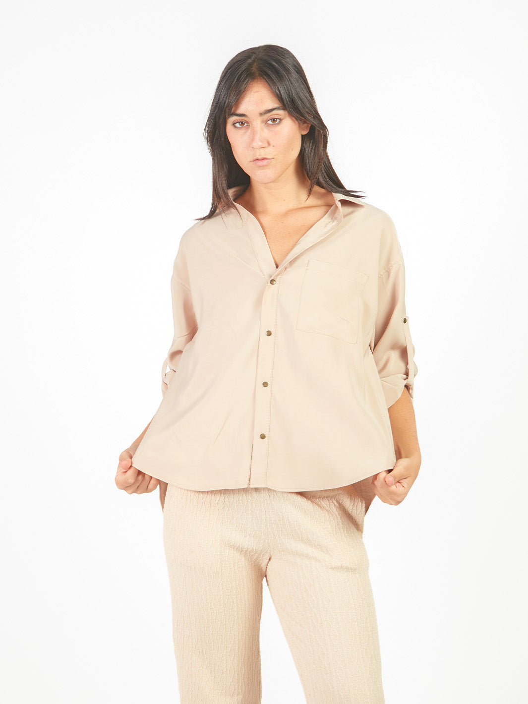 Blusa oversized con broches
