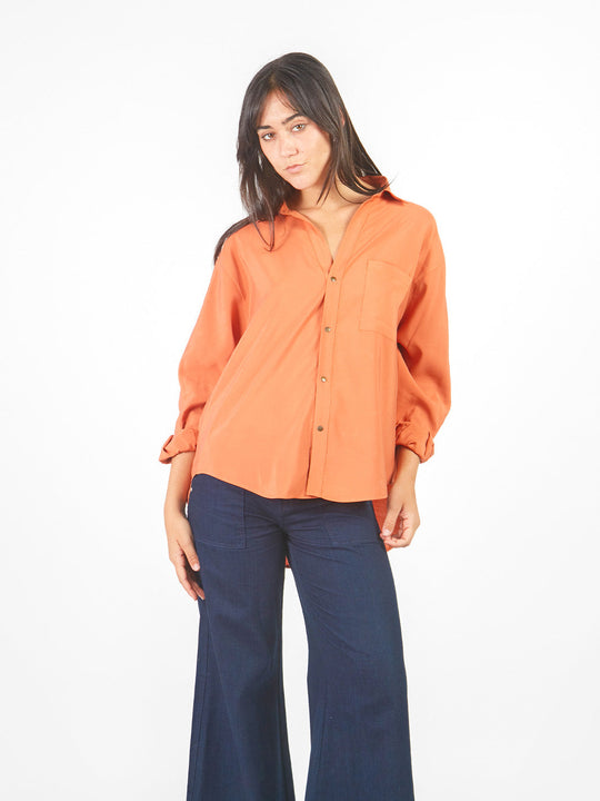 Blusa oversized con broches