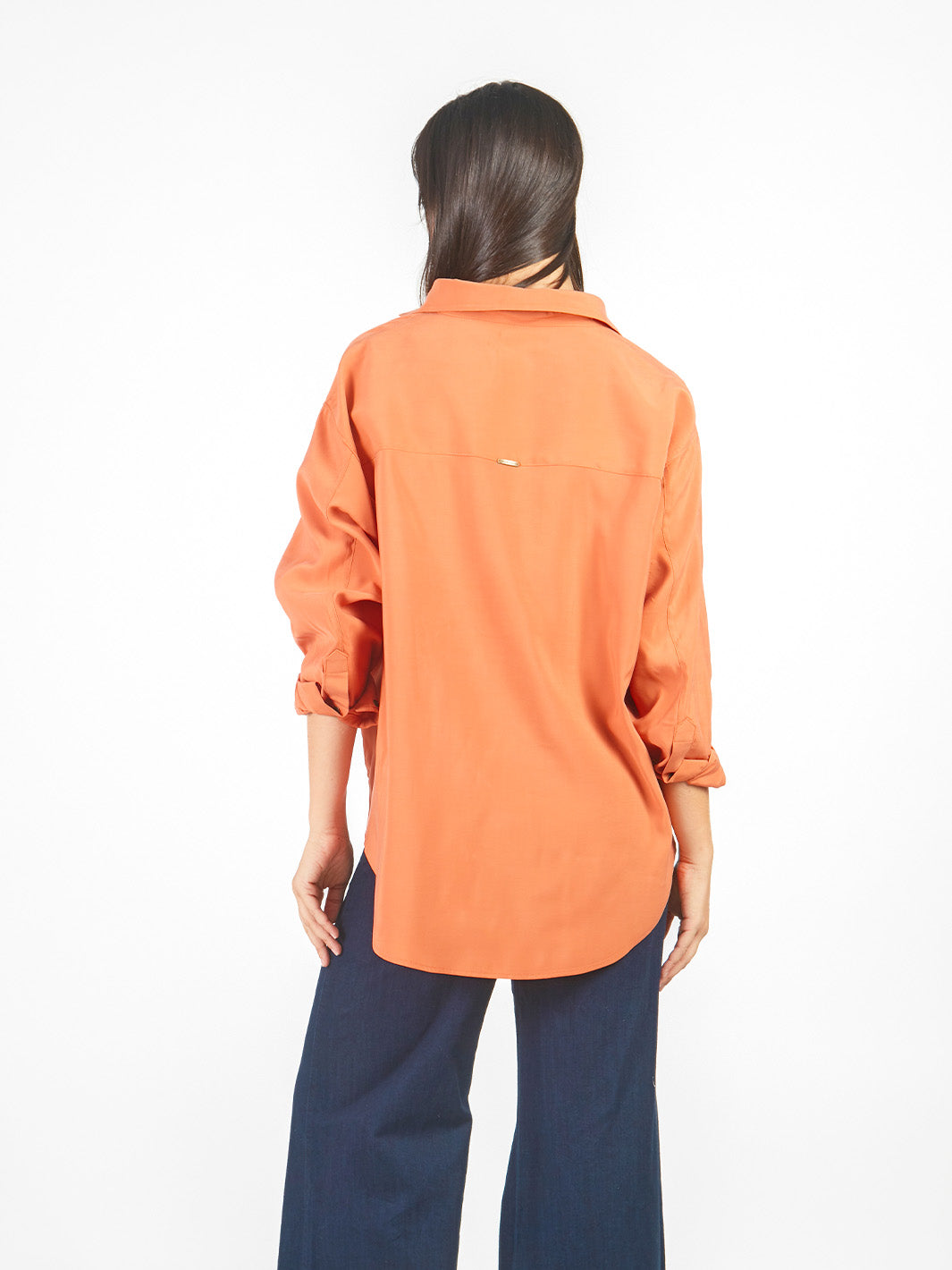 Blusa oversized con broches