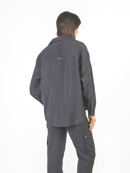 Blusa oversized con broches