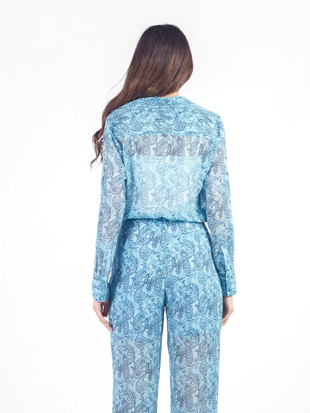 Blusa manga larga con cuello camisero estampado paisley