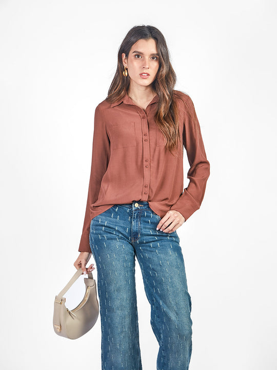 Blusa manga larga con cuello camisero y bolsillos