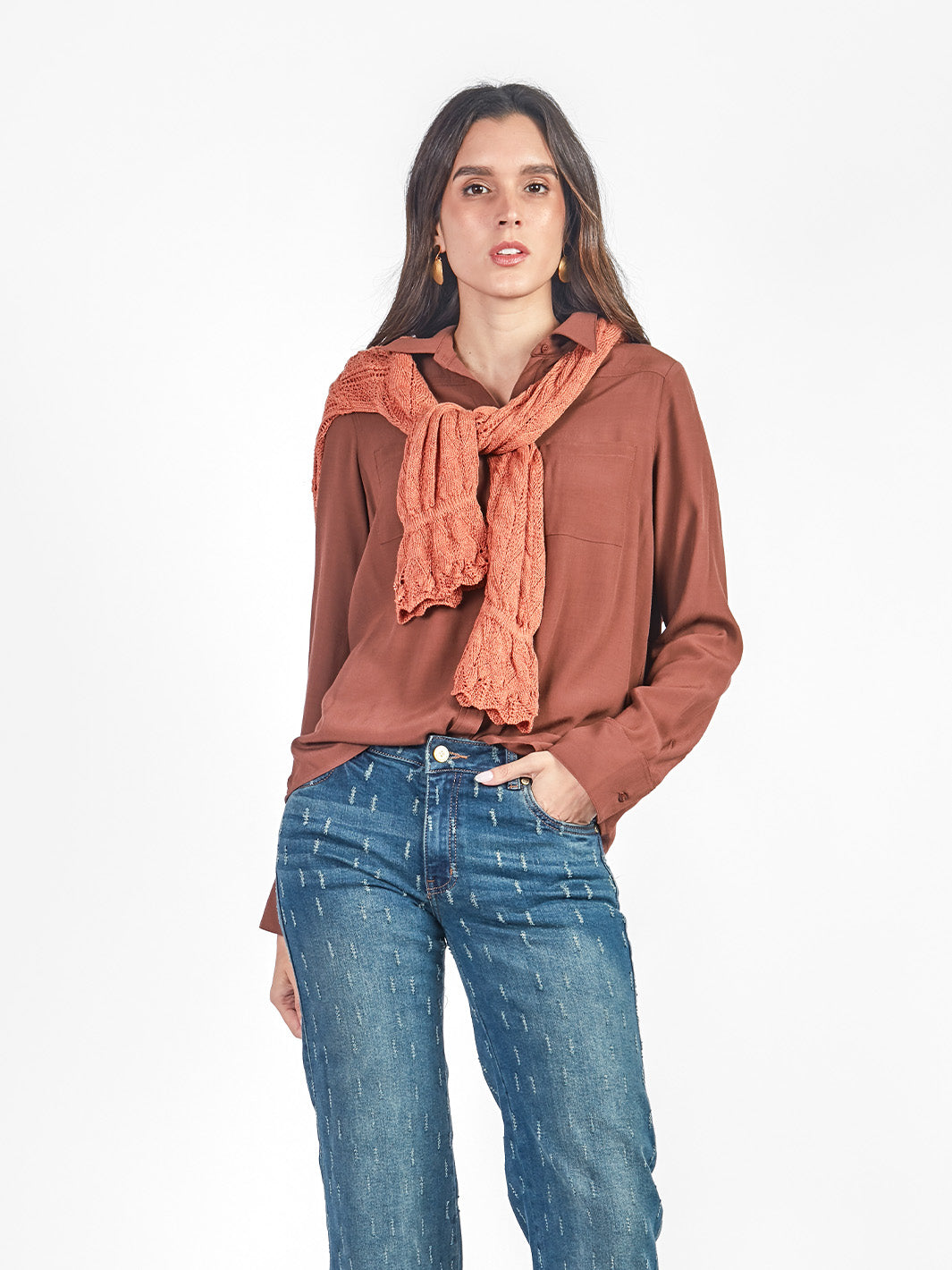 Blusa manga larga con cuello camisero y bolsillos