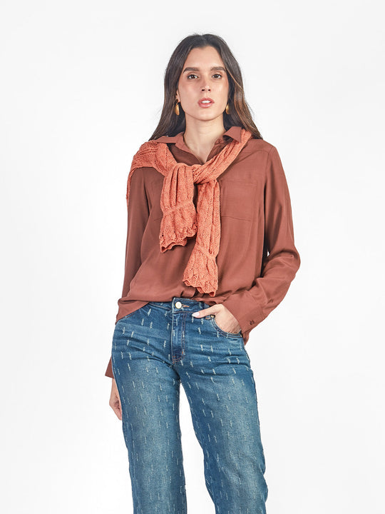 Blusa manga larga con cuello camisero y bolsillos
