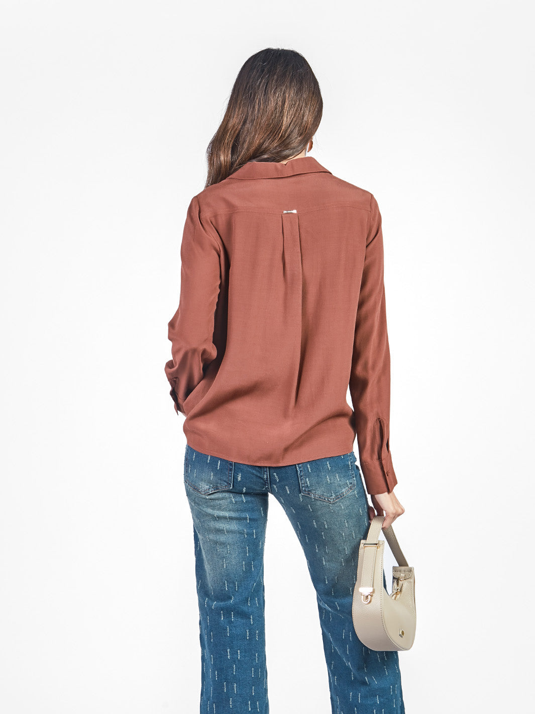 Blusa manga larga con cuello camisero y bolsillos