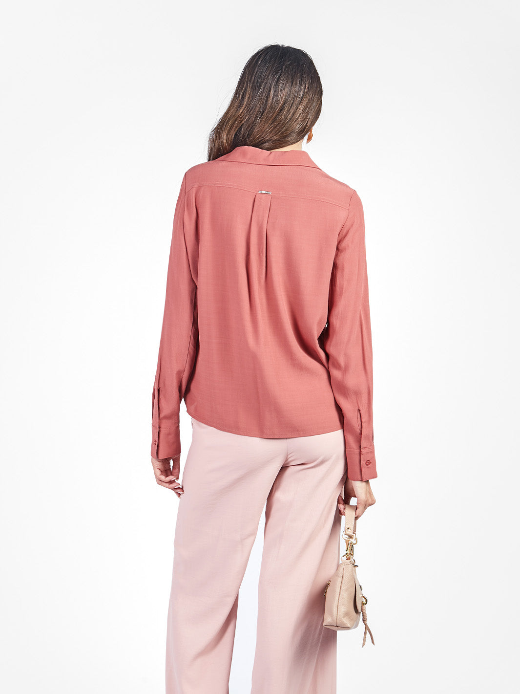 Blusa manga larga con cuello camisero y bolsillos