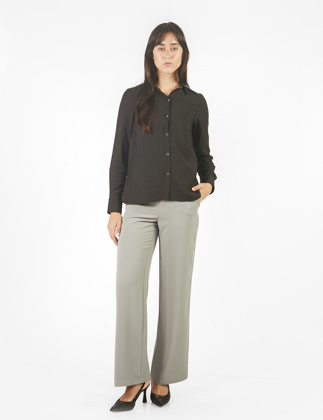 Blusa manga larga con cuello camisero. Negro
