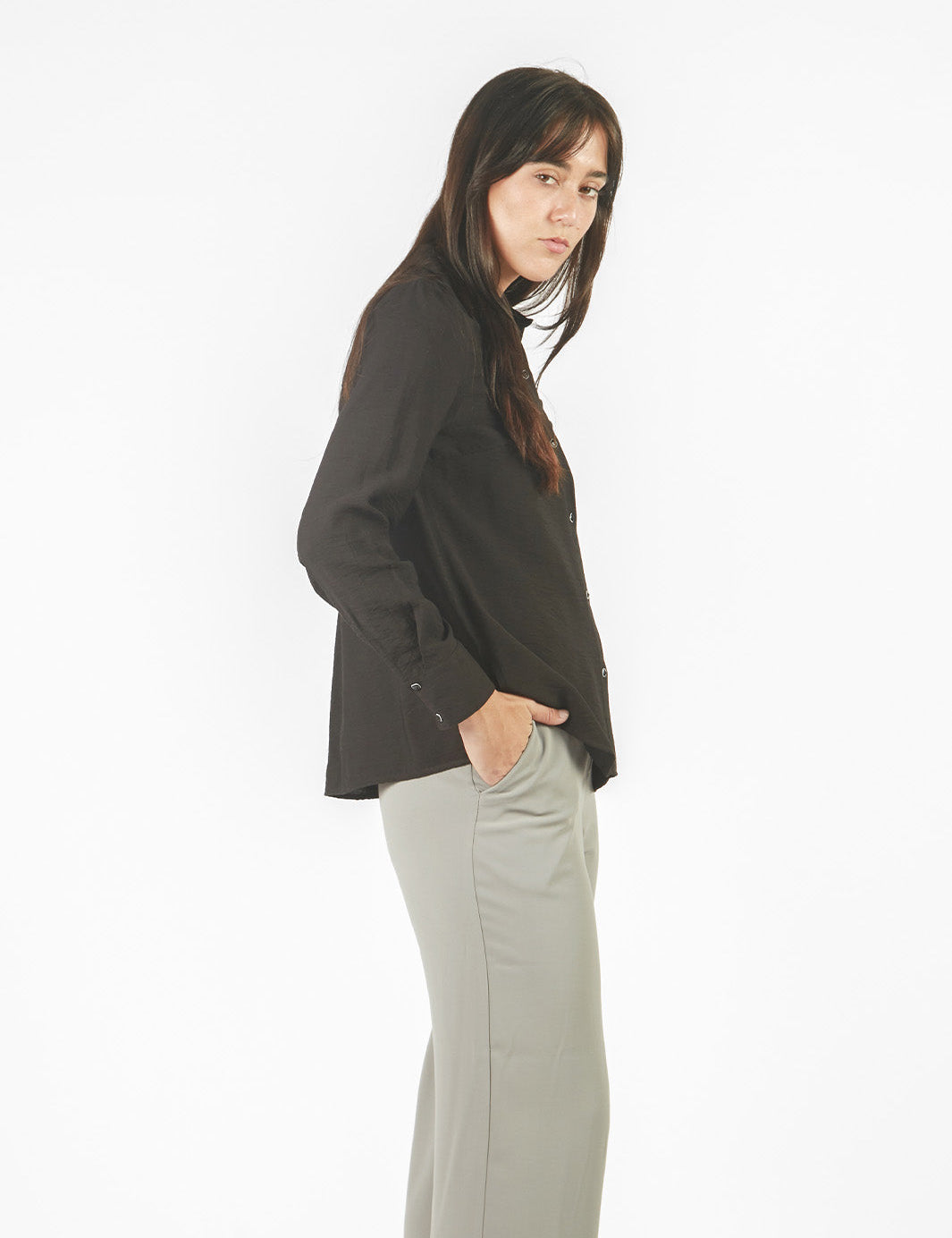 Blusa manga larga con cuello camisero. Negro