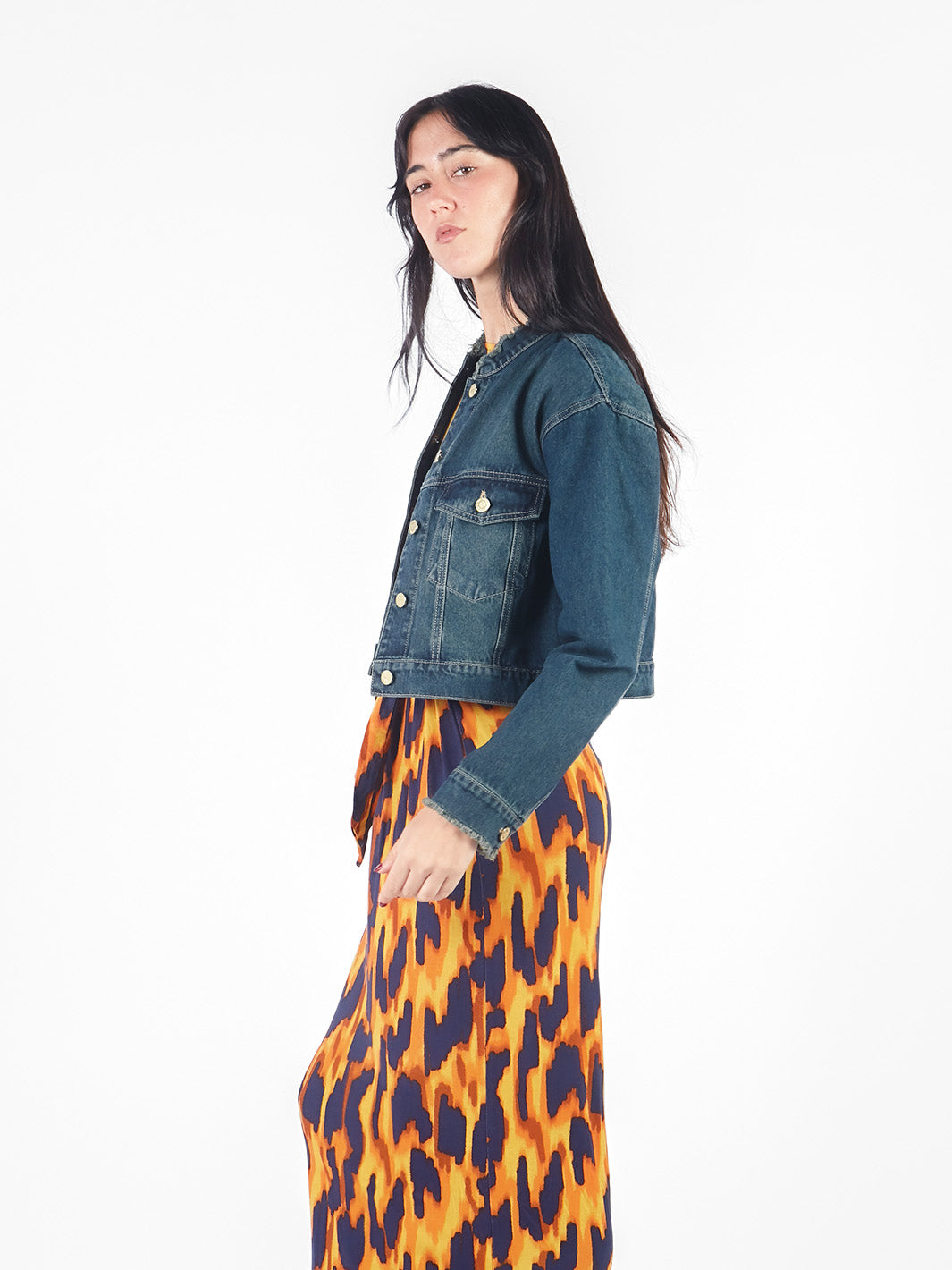 Casaca denim manga larga con cuello desilachado