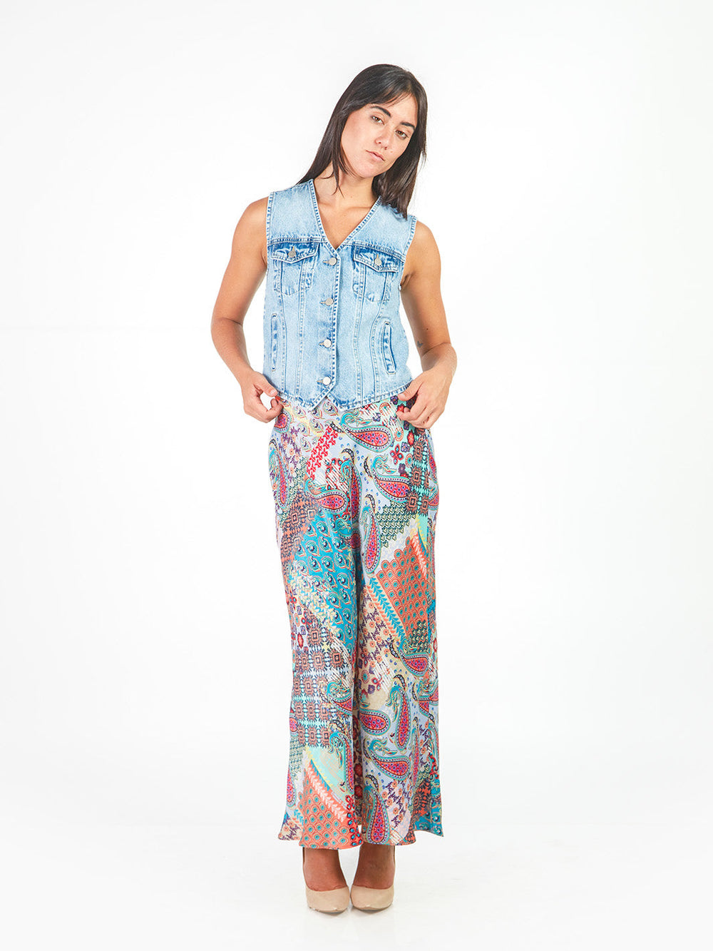 Chaleco denim semi entallado con bolsillos