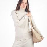 Chompa manga larga con cuello alto. Beige