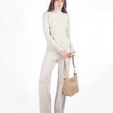 Chompa manga larga con cuello alto. Beige
