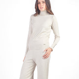 Chompa manga larga con cuello alto. Beige