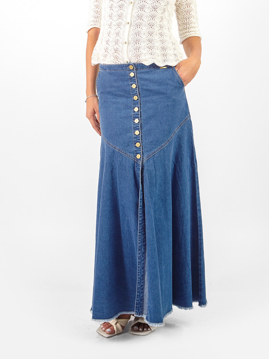 Falda maxi semi-acampanada botones de denim