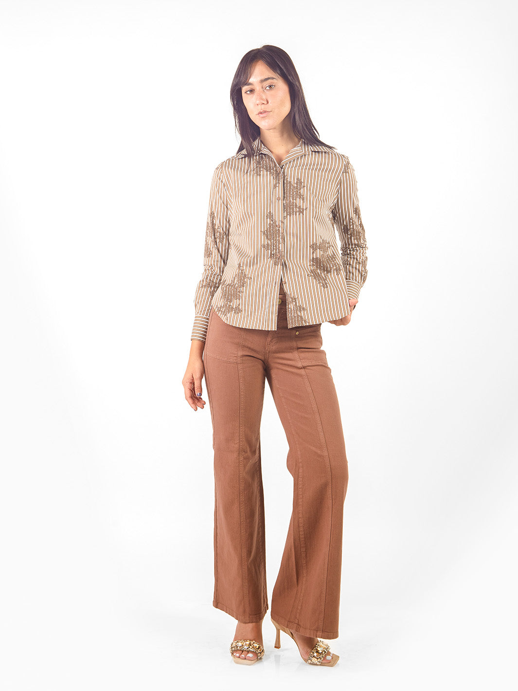 Pantalón denim recto bolsillos parche