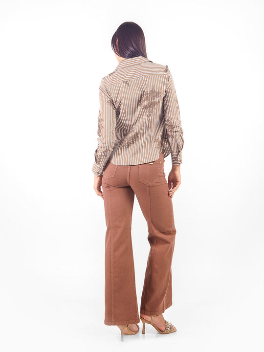 Pantalón denim recto bolsillos parche