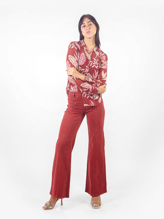Pantalón denim recto bolsillos parche
