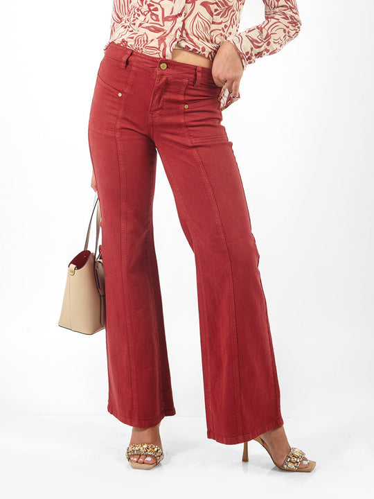 Pantalón denim recto bolsillos parche