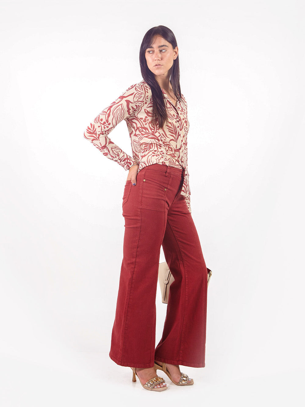 Pantalón denim recto bolsillos parche