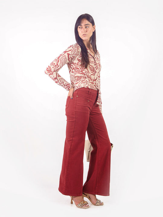 Pantalón denim recto bolsillos parche