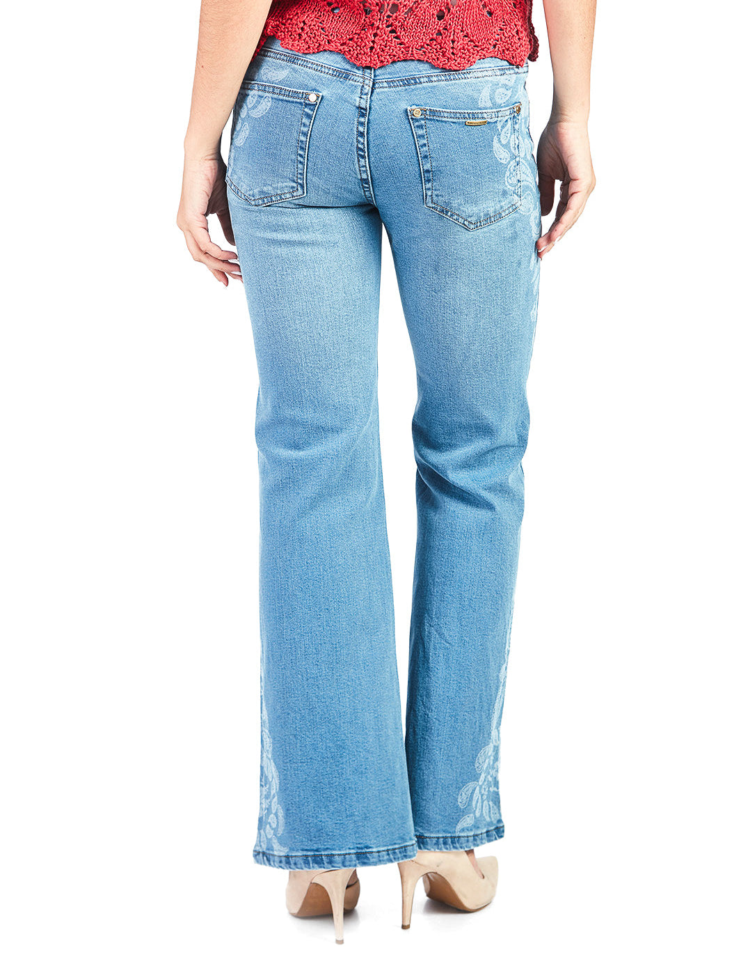 Pantalón denim recto con diseño paisley lateral. Celeste