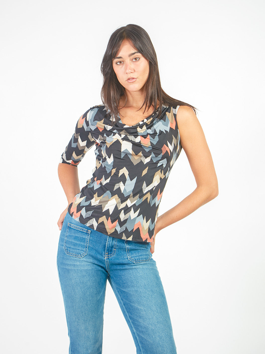 Polo manga asimétrica