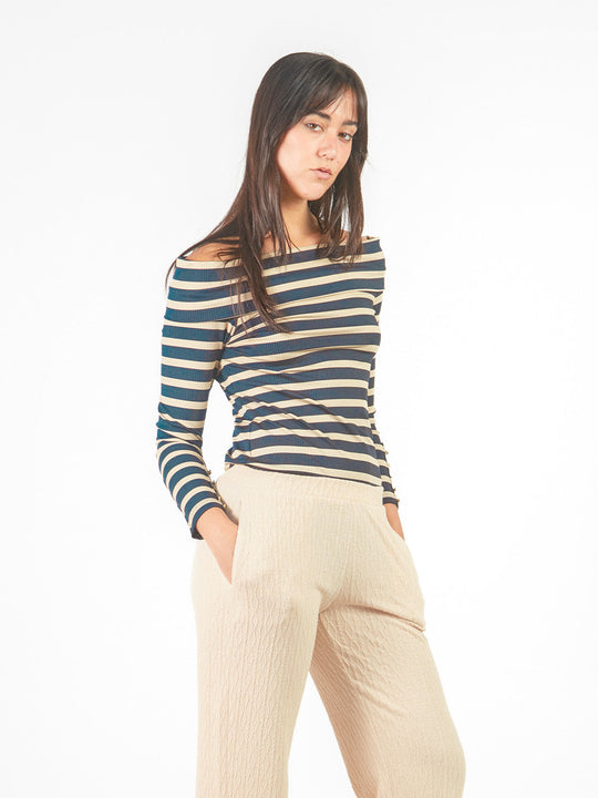 Polo off-shoulder líneas horizontales