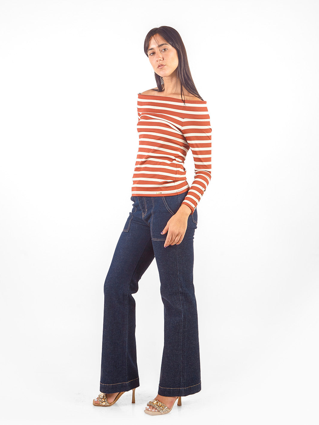 Polo off-shoulder líneas horizontales