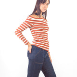 Polo off-shoulder líneas horizontales Teja
