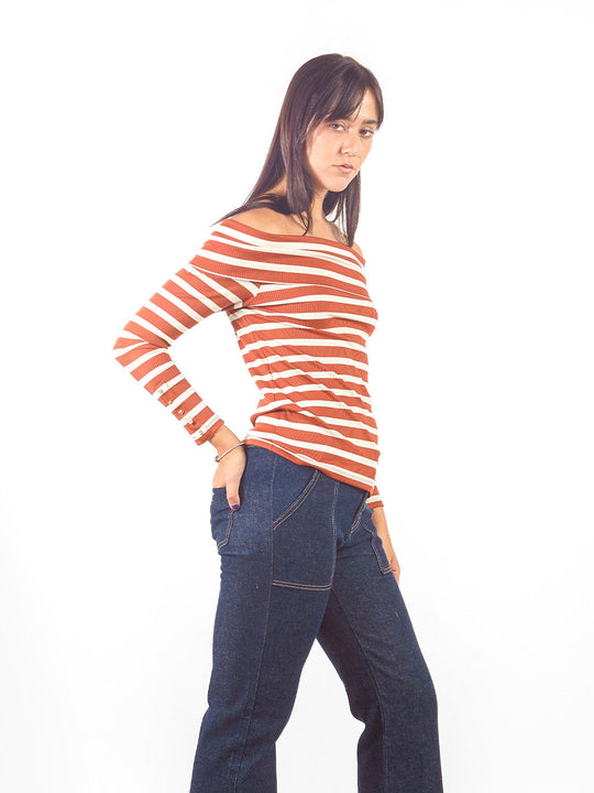 Polo off-shoulder líneas horizontales