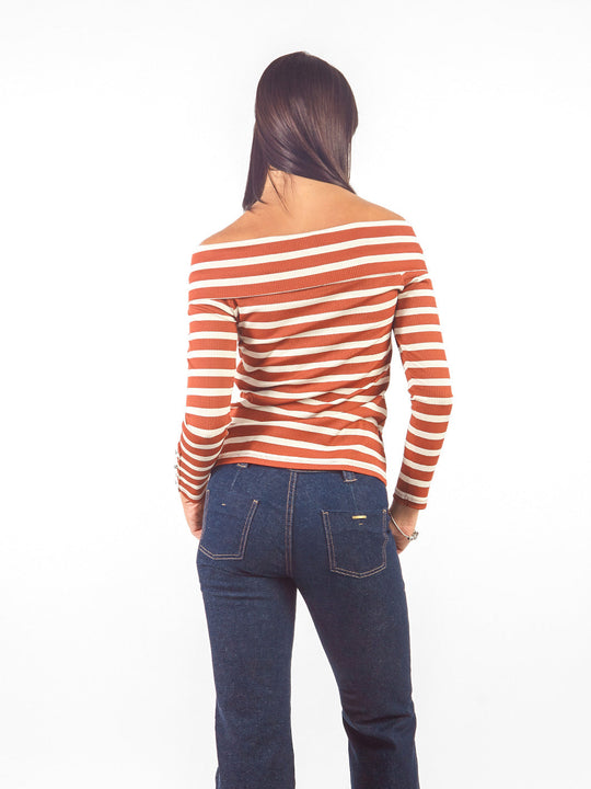 Polo off-shoulder líneas horizontales