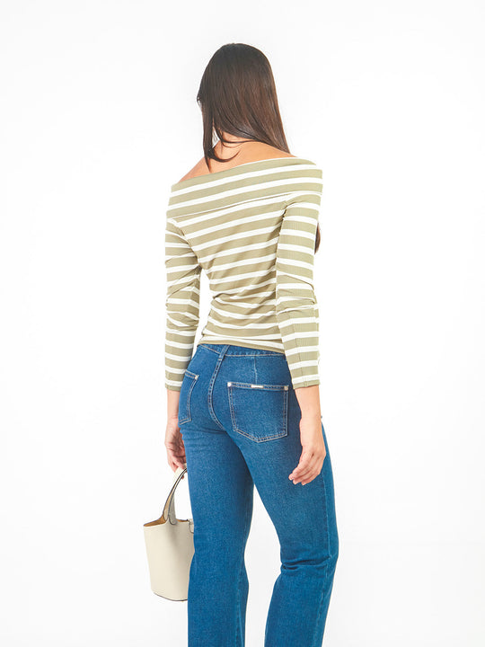 Polo off-shoulder líneas horizontales