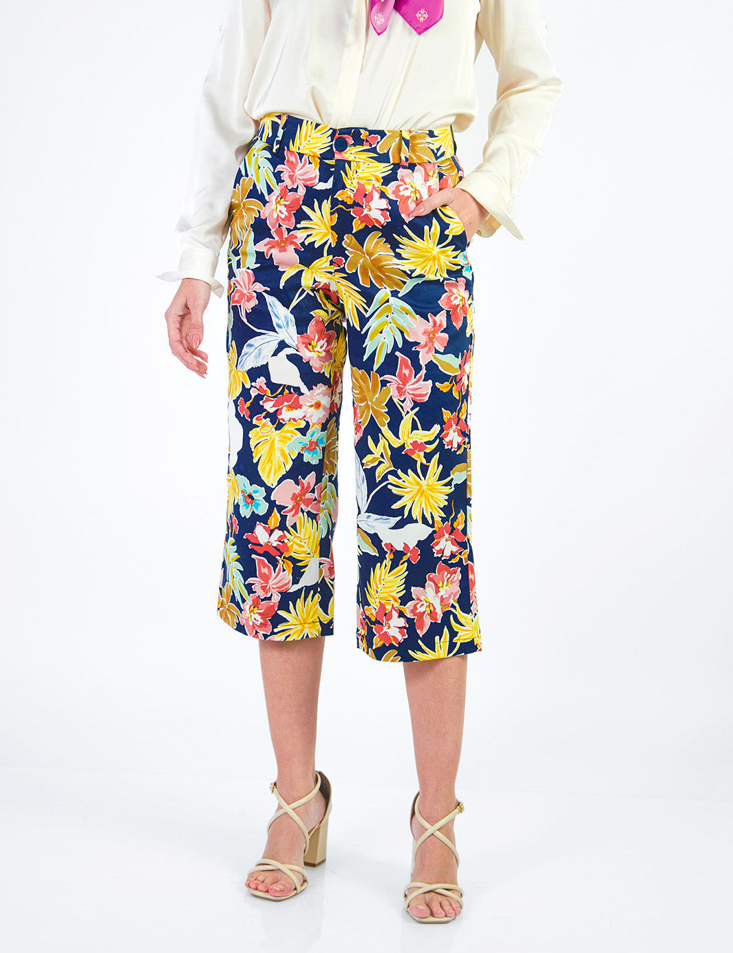 TINA - CAPRI CON ESTAMPADO FLORAL AZUL