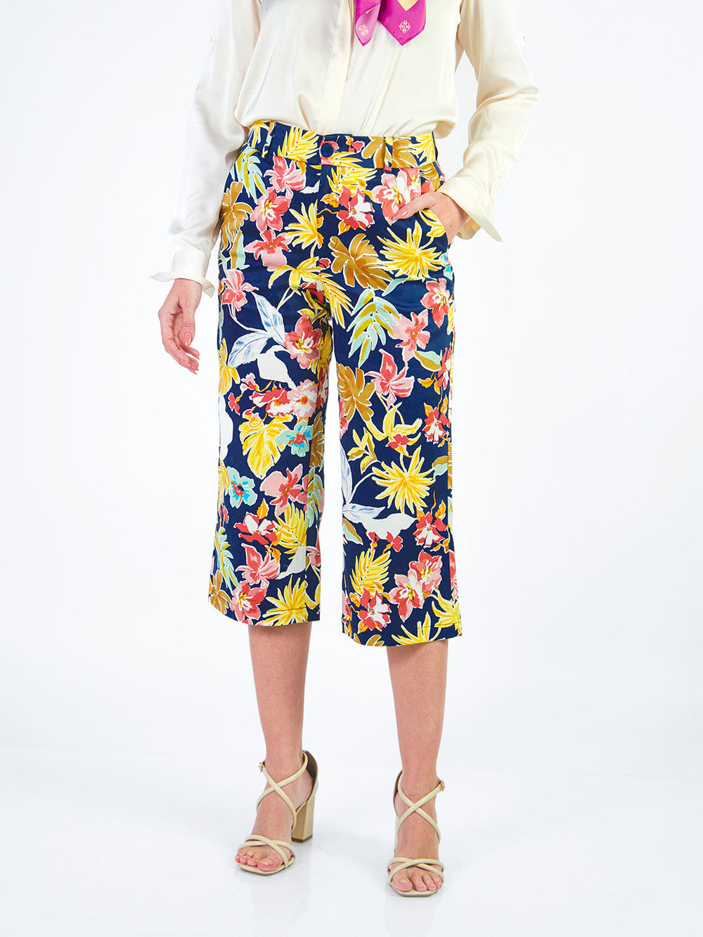 TINA - CAPRI CON ESTAMPADO FLORAL