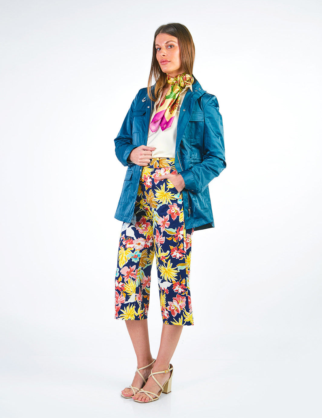 TINA - CAPRI CON ESTAMPADO FLORAL AZUL