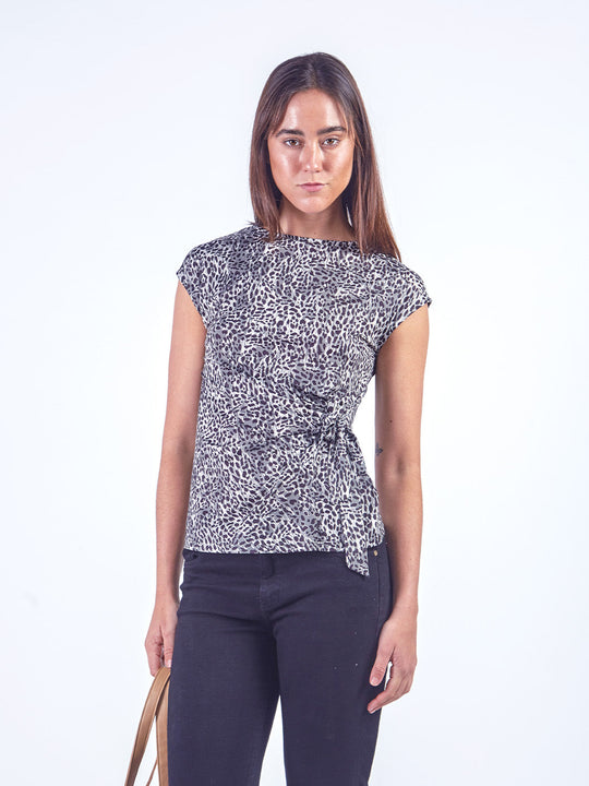 SIMONE - POLO MANGA CORTA CON ESCOTE OJAL