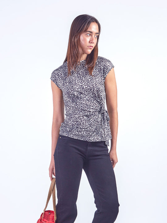 SIMONE - POLO MANGA CORTA CON ESCOTE OJAL