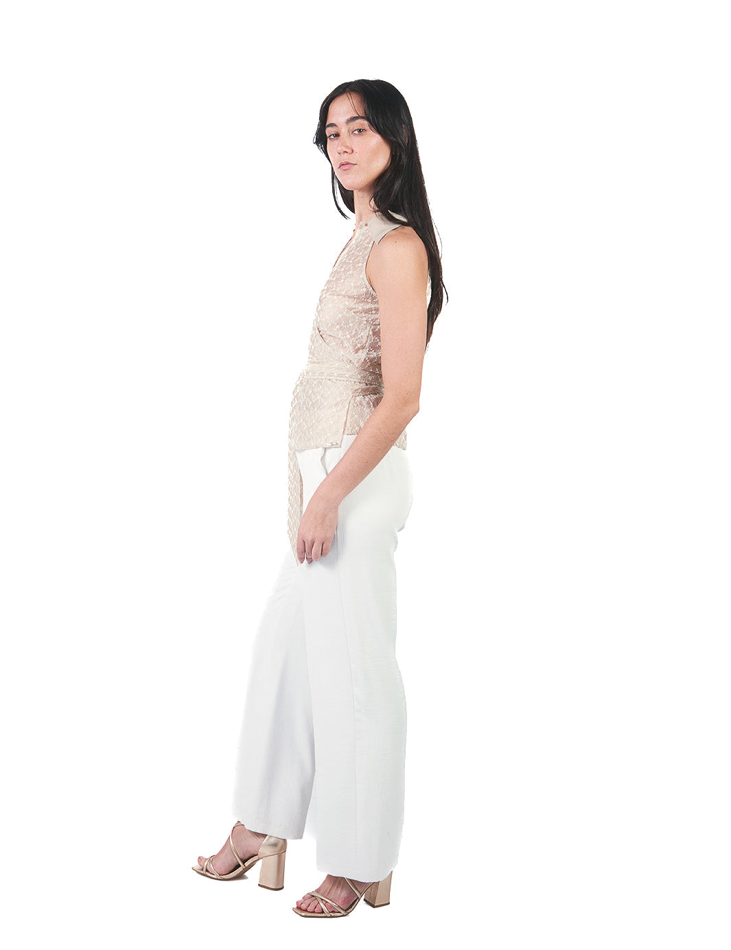 Blusa manga cero de cuello camisero envolvente de tela bordada BEIGE