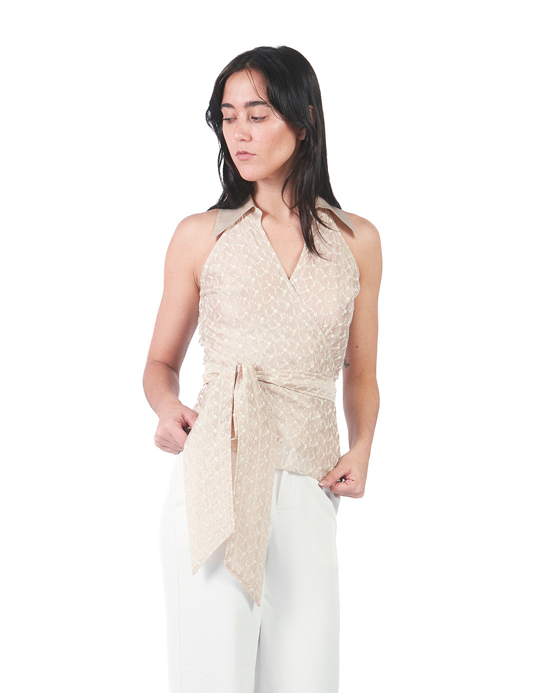 Blusa manga cero de cuello camisero envolvente de tela bordada BEIGE