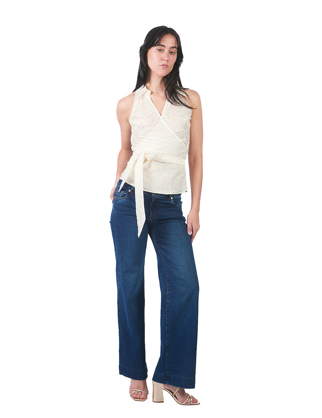 Blusa manga cero de cuello camisero envolvente de tela bordada HUESO